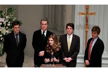 Maria prononce un discours au milieu de ses quatre frères, Tim, Bobby, Mark et Anthony. Leur mère Eunice, sœur de John Fitzgerald Kennedy, est décédée en 2009.