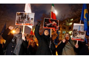 Des manifestantes ont protesté hier soir devant l'ambassade d'Iran à Paris, brandissant les photos d'activistes de l'opposition qu'elles disent avoir été tués dans les manifestations de ces derniers jours en Iran.