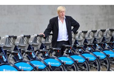  Vendredi matin, le maire de Londre Boris Johnson a inauguré une flottille de 6000 vélos, proposant tout un réseau de 400 bornes où sont disponibles des vélos en location, à l’instar de grandes villes comme Paris ou Montréal.
