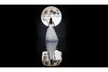Un modèle présente une création Pepe Botella au salon du mariage de Barcelone.