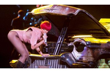 Experte en carrosserie rutilante, Rihanna se penche sur le moteur d'une épave cabossée en chantant "Shut Up and Drive".