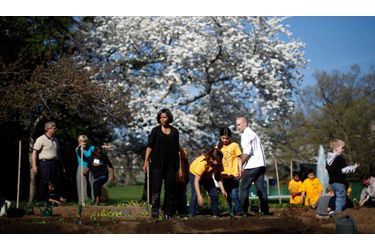 Pour fêter l&#039;arrivée du printemps, la première dame des Etats-Unis a décidé de planter des fruits et légumes en compagnie d&#039;écoliers dans le jardin de la Maison Blanche. 