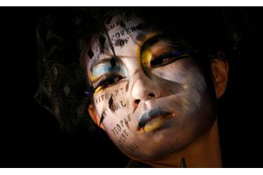 La danseuse Jessica Mo, au maquillage très travaillé, interprétait hier à Hong Kong la première de &quot;The Unforgotten&quot;, un spectacle de danse et de peinture du corps.