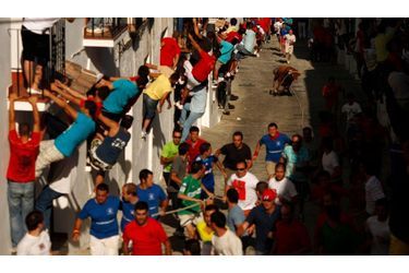 Les habitants de la ville de Grazalema, au sud de l&#039;Espagne, s’agrippent aux fenêtres lors du traditionnel lâcher de taureaux du Toro de Cuerda Festival.
