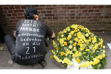 Un homme dépose des fleurs devant le tunnel où ont péri 21 personnes lors de la &quot;Love Parade&quot;, à Duisbourg en Allemagne. Une cérémonie religieuse s&#039;est tenue aujourd&#039;hui à l&#039;église de la ville, où se tenaient de nombreuses personnalités politiques allemandes, notamment la chancelière angela Merkel.