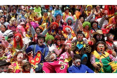 De nombreux clowns prennent part au pèlerinage annuel à l&#039;extérieur de la Basilique de Guadalupe à Mexico. Cet événement a pour objectif de remercier la Vierge de Guadalupe afin de les aider à trouver du travail toute l&#039;année, selon les médias locaux