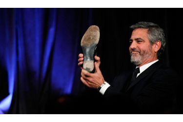 George Clooney, récompensé pour son rôle dans In the air, au National Board of Review Award, à New York, n'a pas manqué de faire le clown à cette occasion.