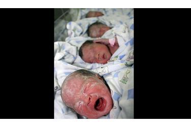 Des quadruplés sont nés mercredi à Hefei, en Chine. Il s&#039;agit de trois filles et un garçon, qui pèsent entre 2,05 et 2,24 kilos. Ils ont été délivrés par césarienne et sont en bonne santé.