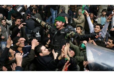 Depuis la fin de semaine dernière, le ton monte en Iran, où des manifestations d’opposants à Mahmoud Ahmadinejad ont été fortement réprimées. Bilan (plus qu’incertain) : 5 morts, dont le neveu Ali du leader de l'opposition iranienne Mirhossein Moussavi, et 300 interpellations.