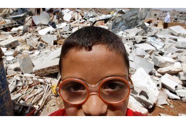Ce garçon palestinien se trouve devant les ruines d&#039;une maison rasée à Jérusalem. C&#039;était la première fois que cela arrivait depuis huit mois, mettant ainsi fin à une interdiction non officielle de ces démolitions internationalement condamnées. La municipalité de Jérusalem a justifié ce geste en disant que la maison avait été construite sans permis.