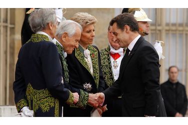 Après avoir annoncé mercredi qu&#039;il n&#039;assisterait pas à la cérémonie d&#039;intronisation de Simone Veil à l&#039;Académie française, Nicolas Sarkozy a tenu à rendre visite à Jean d&#039;Ormesson et Helene Carrere d&#039;Encausse.