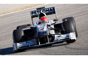 L'Allemand Michael Schumacher regoûte aux joies des circuits lors de séances d'essais sur le circuit de Valence en Espagne.
