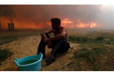 La sécheresse et la canicule exceptionnelle qui affectent depuis plusieurs semaines la Russie centrale ont provoqué des incendies de forêt qui ont fait cinq morts, a annoncé vendredi le ministère des Situations d&#039;urgence. Dans la région de Voronezh, située à environ 500 km au sud de la capitale, les canadairs et les pompiers luttaient vendredi contre la propagation du feu. Une cinquantaine de maisons ont été détruites par les flammes dans la région de Moscou et 540 dans celle de Nijny Novgorod. Depuis juin, la zone européenne de la Russie et une partie de la Sibérie connaissent des températures et une pénurie de pluie tout à fait inhabituelles, avec des températures ayant approché les 40°, notamment à Moscou. Malgré tout, cet homme semble serein face à la fatalité.