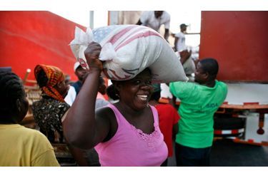 Cette femme est aux anges puisqu'elle a réussi à obtenir un sac de riz, distribué par les Nations Unies. La faim est l'un des principaux soucis des survivants haïtiens, depuis le tremblement de terre qui a ravagé le pays, le 12 janvier dernier.