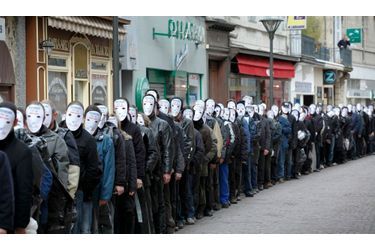 Les salariés de l'usine Siemens de Saint-Chamond (près de Saint-Etienne) portent un masque pour protester contre la fermeture de leur site.