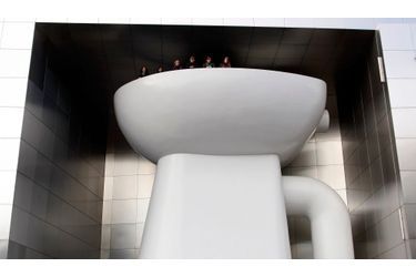La firme allemande Duravit, spécialisée dans la salle de bain, a construit un balcon en forme de toilettes géantes. 
