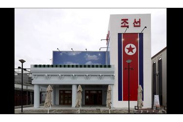 La Corée du Nord affiche également son régime politique avec l'étoile rouge de son pavillon.