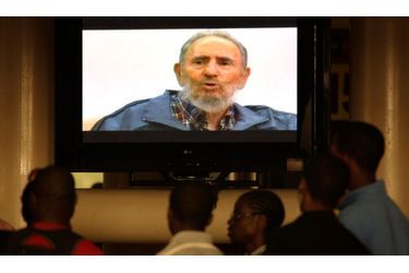 Fidel Castro est sorti lundi de son silence pour prévenir le monde, dans une interview télévisée, des risques de guerre nucléaire liée à la confrontation entre l&#039;Occident et l&#039;Iran. Le père de la révolution cubaine, aujourd&#039;hui âgé de 83 ans, a expliqué que cette guerre pourrait éclater lorsque les Etats-Unis, avec Israël, tenteraient de faire appliquer les sanctions imposées à l&#039;Iran en raison de son programme nucléaire. Fidel Castro a mis en garde: &quot;Je crois que le danger d&#039;une guerre augmente beaucoup. Ils jouent avec le feu&quot;.