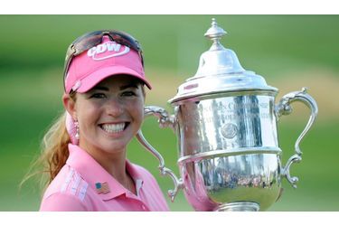 Surnommée &quot;la panthère rose&quot;, l&#039;américaine Paula Creamer brandit fièrement le trophée de l&#039;US Open féminin de golf, à Oakmont en Pennsylvanie, après sa victoire, le 11 juillet 2010. Elle succède à la sud-coréenne Ji Euh-Hee, vainqueure de l&#039;année 2009.