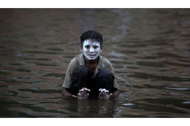 Un enfant grimé est assis dans les eaux de la mousson à Karachi. Des pluies diluviennes frappent actuellement le Pakistan. Ces intempéries pourraient être la cause du crash d&#039;un Airbus près d&#039;Islamabad ce mercredi. 