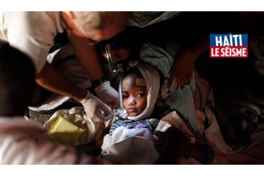 Premiers soins apportés à ce bambin blessé dans le tremblement de terre qui a ravagé Port-au-Prince. Nous étions le 13 janvier.