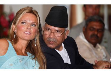 Geri Halliwell, qui est ambassadrice de Bonne Volonté du Fond United Nations Population, est au Nepal depuis dimanche dernier dans le cadre d’une campagne visant à faire prendre conscience de problèmes tels que la mortalité maternelle. L’ex-Spice Girl est ici avec le Premier ministre du pays, Madhav Kumar.