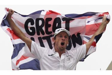 Jenson Button est le nouveau champion du monde des pilotes 2009. Le pilote Brawn GP a, pour ce faire, terminé 5e, dimanche à Interlagos, d'un Grand Prix du Brésil remporté par Mark Webber (Red Bull) devant Robert Kubica (BMW) et Lewis Hamilton (McLaren Mercedes). Vettel termine quant à lui 4e et Barrichello, victime d'une crevaison à 8 tours du terme, 8e. A une course du terme de la saison, Button compte 15 points d'avance sur Vettel. A noter que Brawn GP empoche par la même occasion le titre de champion du monde des constructeurs.