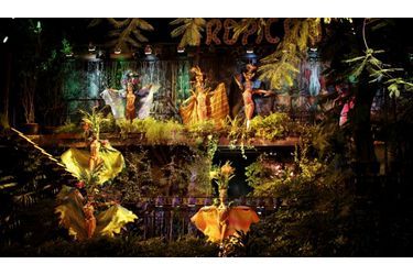 Les danseurs du Tropicana donnent une prestation dans un décor luxuriant lors du gala du 70ème anniversaire du mythique cabaret de La Havane, à Cuba.