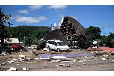 Un puissant séisme de magnitude 8,3 s&#039;est produit mardi à l&#039;aube dans le Pacifique Sud, provoquant un tsunami qui a détruit au moins un village aux îles Samoa, archipel volcanique comprenant un Etat indépendant (ex-occidentales), et des Samoa américaines, administrées par Washington. Le bilan pourrait atteindre les 100 morts, a déclaré mercredi un responsable des secours. Barack Obama a déclaré l&#039;état de catastrophe aux Samoa américaines. Les autorités de Polynésie française ont de leur côté levé ce matin une alerte rouge au tsunami à Tahiti et dans les îles de la Société, mais l&#039;ont maintenue aux Marquises. Le haut-commissariat a annoncé la levée de l&#039;alerte grâce à des sirènes vers 12h05 locales (22H05 GMT). A Tahiti, on a enregistré cinq vagues, de 11h10 à midi, dont la plus grande a été de 45 centimètres.