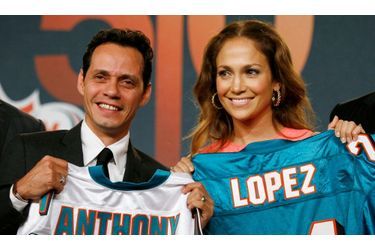 Marc Anthony, le mari de Jennifer Lopez depuis 2004, est devenu hier actionnaire minoritaire de l&#039;équipe de football des Miami Dolphins, devenue propriété de Stephen Ross, un milliardaire de la sphère de l&#039;immobilier. Le chanteur succède ainsi à Gloria Estefan et son mari le producteur Emilio Estefan qui s&#039;étaient portés acquéreurs d&#039;actions le mois dernier.
