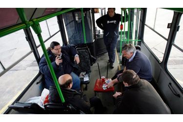 Faire la grève c'est ennuyeux! Alors ces conducteurs de bus de Budapest, en Hongrie, tuent le temps en jouant aux cartes! Ils réclament de nouveaux contrats et attendent notamment des discutions sur leurs salaires.
