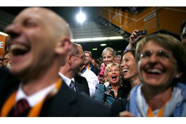 Euphorie hier au siège du CDu après que les électeurs allemands ont reconduit à la chancellerie la conservatrice Angela Merkel avec 33,5% des voix selon les sondages sorties des urnes. Les conservateurs (CDU/CSU) de Merkel, et ses alliés libéraux du FDP, ont remporté une majorité confortable des sièges, entre 320 et 324 sur 598, selon les sondages de chaînes de télévision publiques ARD et ZDF.