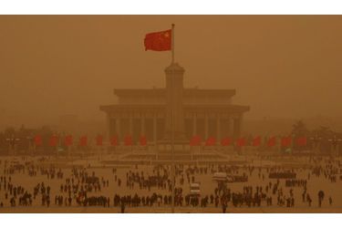    Des tonnes de sable ont déferlé sur Pékin vers minuit, et se dirigent vers le sud-est. Les autorités chinoises ont diffusé une alerte à la pollution de l&#039;air. Le phénomène montre la dégradation de l&#039;environnement en Chine, où les déserts progressent, malgré les projets de plusieurs millions de dollars financés par le gouvernement. 