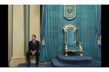 Le prince d'Angleterre patiente, non loin du trône de la Government House de Victoria à Melbourne. William s'apprête à donner un discours lors de son voyage en Australie. 