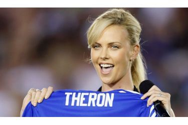 Charlize Theron a assisté hier au match opposant l&#039;Inter Milan à Chelsea, à Los Angeles. L’actrice travaille avec cette dernière équipe (qui a gagné) à un programme de football destinés aux enfants défavorisés de son pays natal, l&#039;Afrique du Sud.