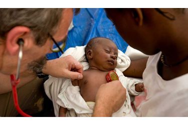 Le tremblement de terre qui a dévasté Haïti le 12 janvier dernier, a fait de ce pays un theatre des horreurs. Au milieu de tout cela, un petit bébé a survécu et dort paisiblement pendant qu'un médecin français l'examine.