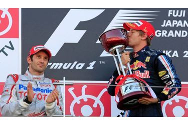 En remportant hier le Grand Prix du Japon, l'Allemand Sebastian Vettel (ici à droite) n'est plus qu'à 16 longueurs de Jenson Button, premier du classement général. A deux courses de la fin du championnat, le suspense est relancé.