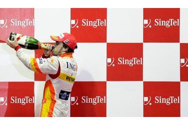 Fernando Alonso s&#039;est engagé pour trois ans en faveur de Ferrari, mercredi, selon un communiqué de la Scuderia. Le pilote espagnol du team Renault sera associé au Brésilien Felipe Massa à compter de 2010, tandis que Giancarlo Fisichella endossera le rôle de troisième pilote. Kimi Räikkönen, champion du monde 2007 avec le cheval cabré, n&#039;est donc pas reconduit dans ses fonctions.