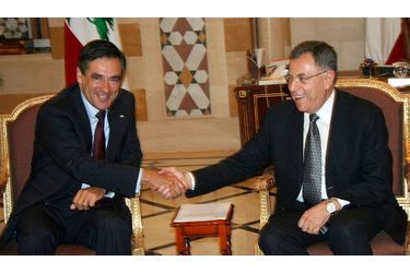 Le Premier ministre, François Fillon, a rencontré des politiques libanais dont le Premier ministre sortant, Fouad Siniora, à Beyrouth, lors d&#039;un voyage officiel.