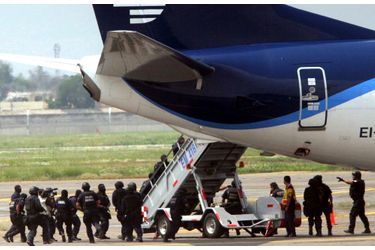Un pasteur bolivien vivant au Mexique, se sentant investi d&#039;une &quot;mission divine&quot;, a détourné un avion de la compagnie Aeromexico mercredi à Cancun. Après s&#039;être posé à l&#039;aéroport de Mexico, tous les passagers et membres d&#039;équipages du Boeing 737 ont été libérés, sans que la police n&#039;ai eu à faire usage de la force.
