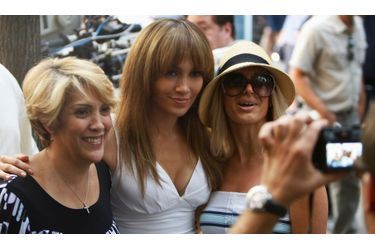 Jennifer Lopez pose avec des fans à l&#039;occasion de la première de la comédie romantique The Back-Up Plan (Le plan de secours), à New York. L’actrice y incarne une femme qui décide d&#039;avoir recours à l&#039;insémination artificielle, faute de rencontrer le père idéal. C’est alors qu’elle tombe sur Alex O&#039;Loughlin, qui complique ses plans...