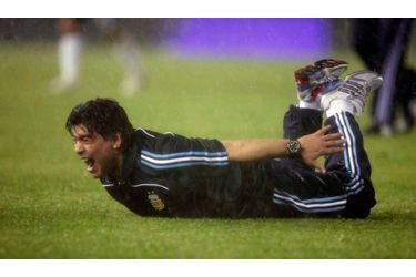 La sélection argentine a fait un pas samedi vers la qualification pour le mondial 2010 en battant le Pérou deux buts à un, grâce à une réalisation du revenant Martin Palermo à la dernière minute. Diego Maradona, qui risquait sa place en cas de défaite, était fou de joie.
