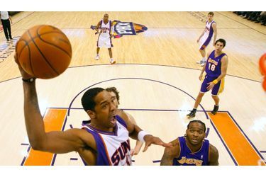 Channing Frye des Suns de Phoenix dunke sur la défense des Lakers. Les champions en titre se sont inclinés face à Steve Nash et les siens (118-103).