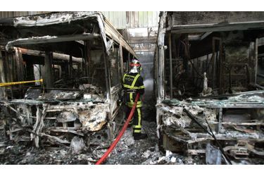 Un incendie a ravagé un dépôt de bus de 2500 m2 à Perrache (Lyon) dans la nuit de mardi à mercredi. L&#039;origine du sinistre, qui s&#039;est déclaré vers 2h30 du matin et qui a détruit 34 autobus sans faire de victime, est de nature criminelle, a indiqué le parquet.