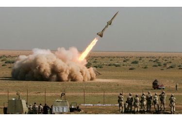 L&#039;Iran a testé lundi un missile Shahab 3 dont la portée met Israël et des bases américaines du Golfe à distance de tir, rapporte la télévision publique iranienne.Des responsables iraniens affirment que le Shahab 3, dont le précédent test remontait à la mi-2008, a une portée de 2000 km environ.