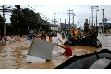 Le bilan du typhon Ketsana aux Philippines s&#039;est alourdi à 240 morts sans-abri , ont déclaré mardi les autorités qui se préparent au passage d&#039;un nouveau cyclone. Près de 375 000 personnes sont désormais sans-abri et les autorités ont ordonné l&#039;évacuation de 170 000 habitants. Selon les métérologues la tempête actuellement en formation dans le Pacifique devrait atteindre jeudi l&#039;île de Luzon, déjà balayée samedi dernier par Ketsana. Cette dernière est attendue dans la journée de mardi dans le centre du Viêtnam, où les autorités ont ordonné l&#039;évacuation de 170 000 habitants et envoyé l&#039;armée pour aider aux opérations.