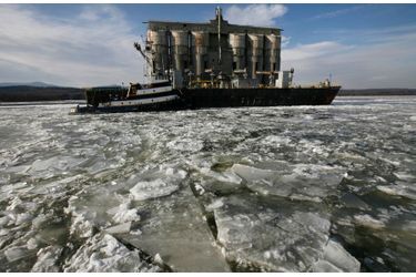 Un remorqueur est bloqué par la glace sur l'Hudson River dans l'Etat de New-York.