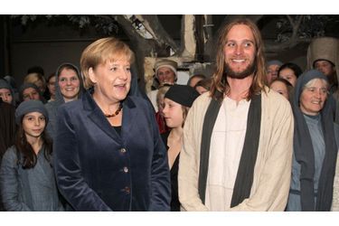 Angela Merkel a rendu visite à la troupe de The Passion Play, une pièce de théatre historique qui se déroule à Oberammergau tous les 10 ans depuis 350 ans.