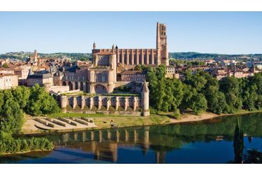 La Ville rouge d’Albi (Tarn) comprend plusieurs monuments culturels dont l’imposante cathédrale Sainte-Cécile, le palais de la Berbie avec le musée Toulouse-Lautrec, le Pont-Vieux et l&#039;église Saint-Salvi. La couleur flamboyante des briques a valu à Albi le surnom de Ville rouge.