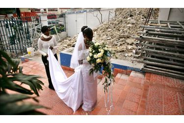 En Haïti, la vie continue. Une jeune femme attend ici avant son mariage, dans la cathédrale de Port-au-Prince.